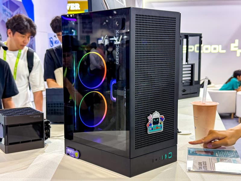 DeepCool показала на Computex 2026 кулеры с испарительной камерой VC 2.0, СЖО с изогнутым AMOLED-экраном на 6,67 дюйма и «аквариумы»  - 12